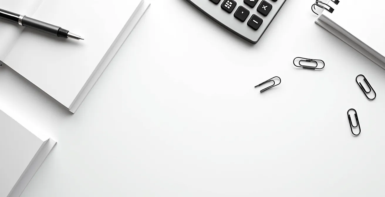 Vue aérienne d'un bureau avec documents de création SASU